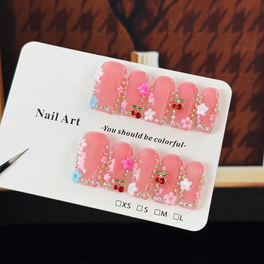 10 Stück hochwertige, elegante Kunstnägel im femininen Stil, mit handbemalten Blumen, kleinen Kirschen und glitzernden Diamanten, handgefertigt. – Detail 7
