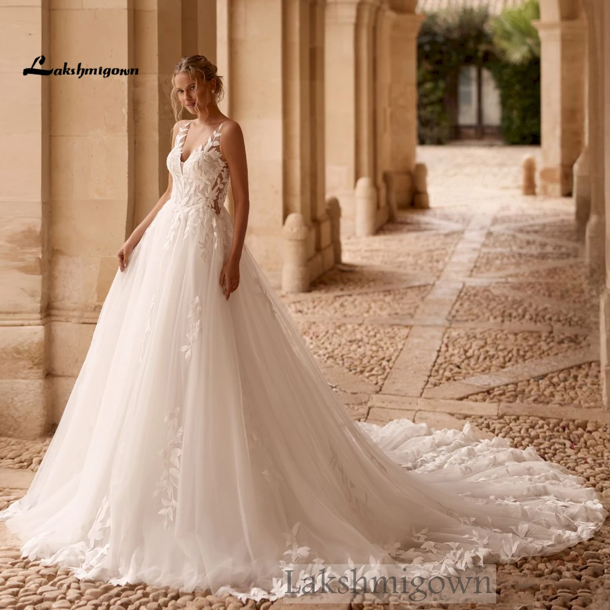 Romantisches Boho-Hochzeitskleid mit tiefem V-Ausschnitt, transparentem Oberteil, floralen Spitzenapplikationen und Tüllrock, langes Brautkleid mit Schleppe, nach Maß gefertigt. – Detail 5