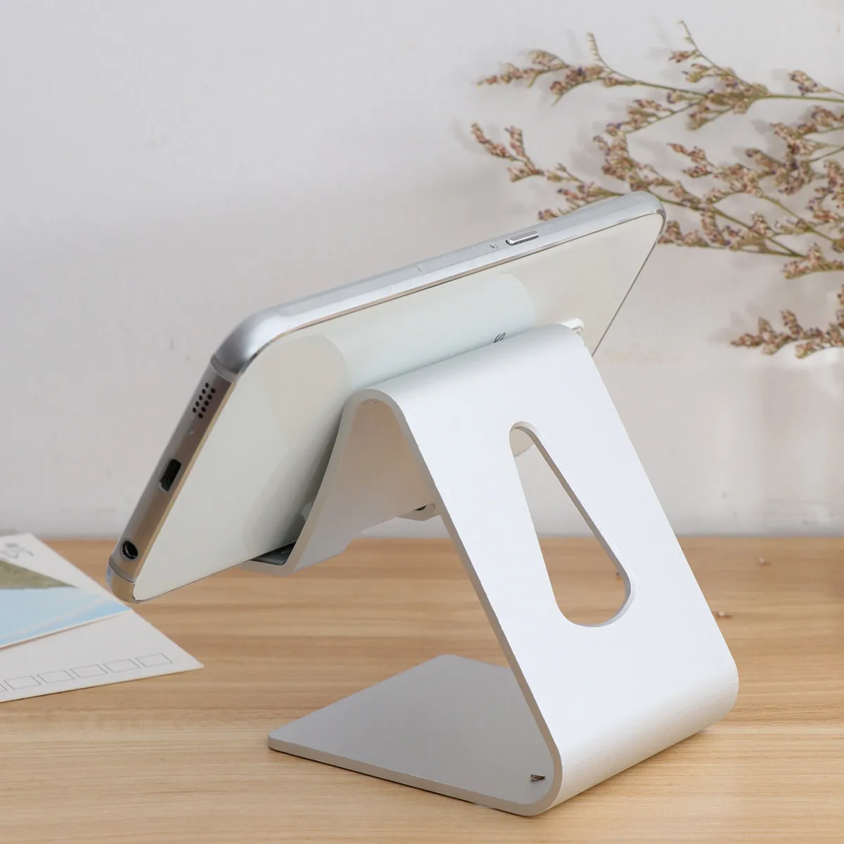 

Universal Aluminum Alloy Desktop Phone Stand Metal Silver Holder for Tablets Stable Comfortable Viewing