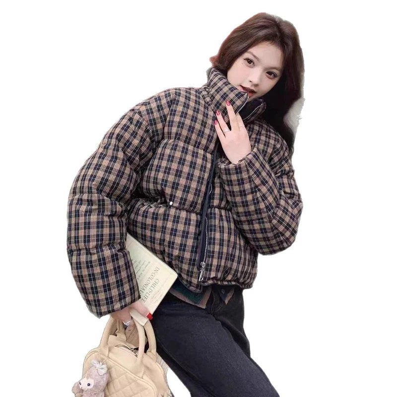 Piumino corto scozzese da donna Inverno 2025 Nuovo arrivo Piumino versatile alla moda Capispalla ispessito oversize alla moda