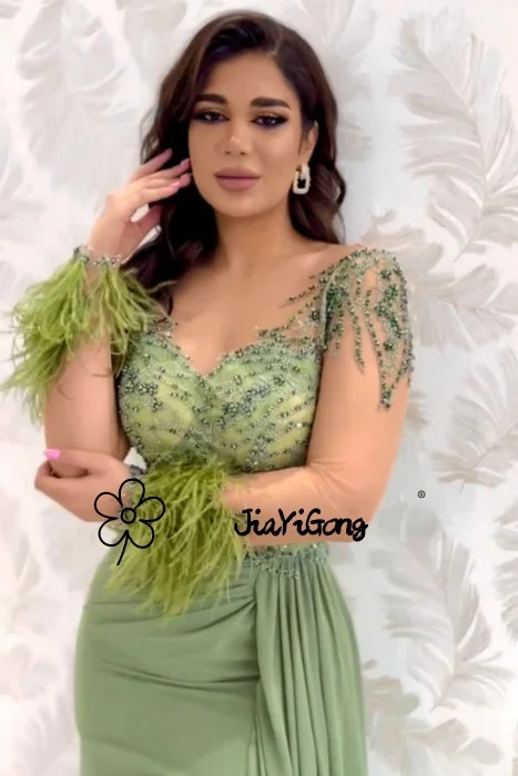 JiaYiGong 2026 رداء حفلات مثير أخضر مخصص ساحر على شكل حرف V كريستال مطرز بأكمام طويلة فتحة جانبية فستان سهرة JE12107