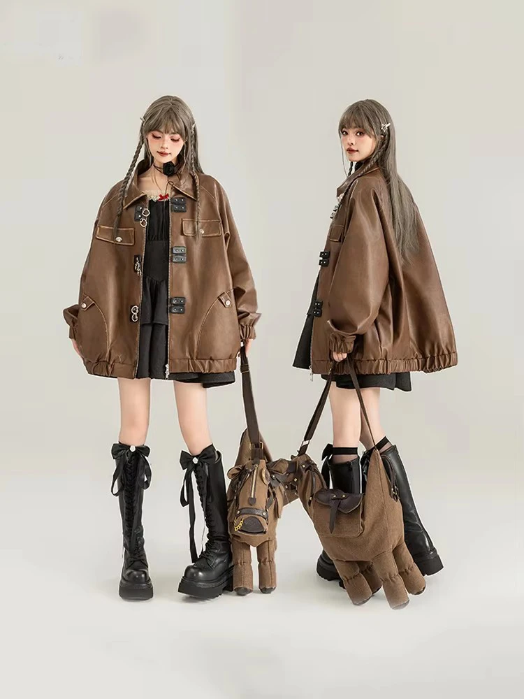 Mauroicardi ฤดูใบไม้ผลิ Cool Distressed ล้างสีน้ําตาลเสื้อหนัง Faux ผู้หญิงหลวมรันเวย์แฟชั่น 2025 สไตล์ญี่ปุ่น Retro เสื้อผ้า