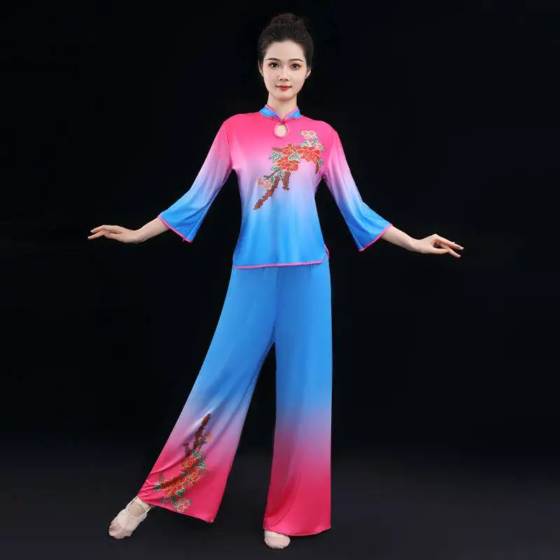 ensemble-de-danse-carree-elegant-pour-personnes-d'age-mur-et-agees-avec-eventail-costume-de-spectacle-de-style-ethnique-traditionnel-sept-quarts