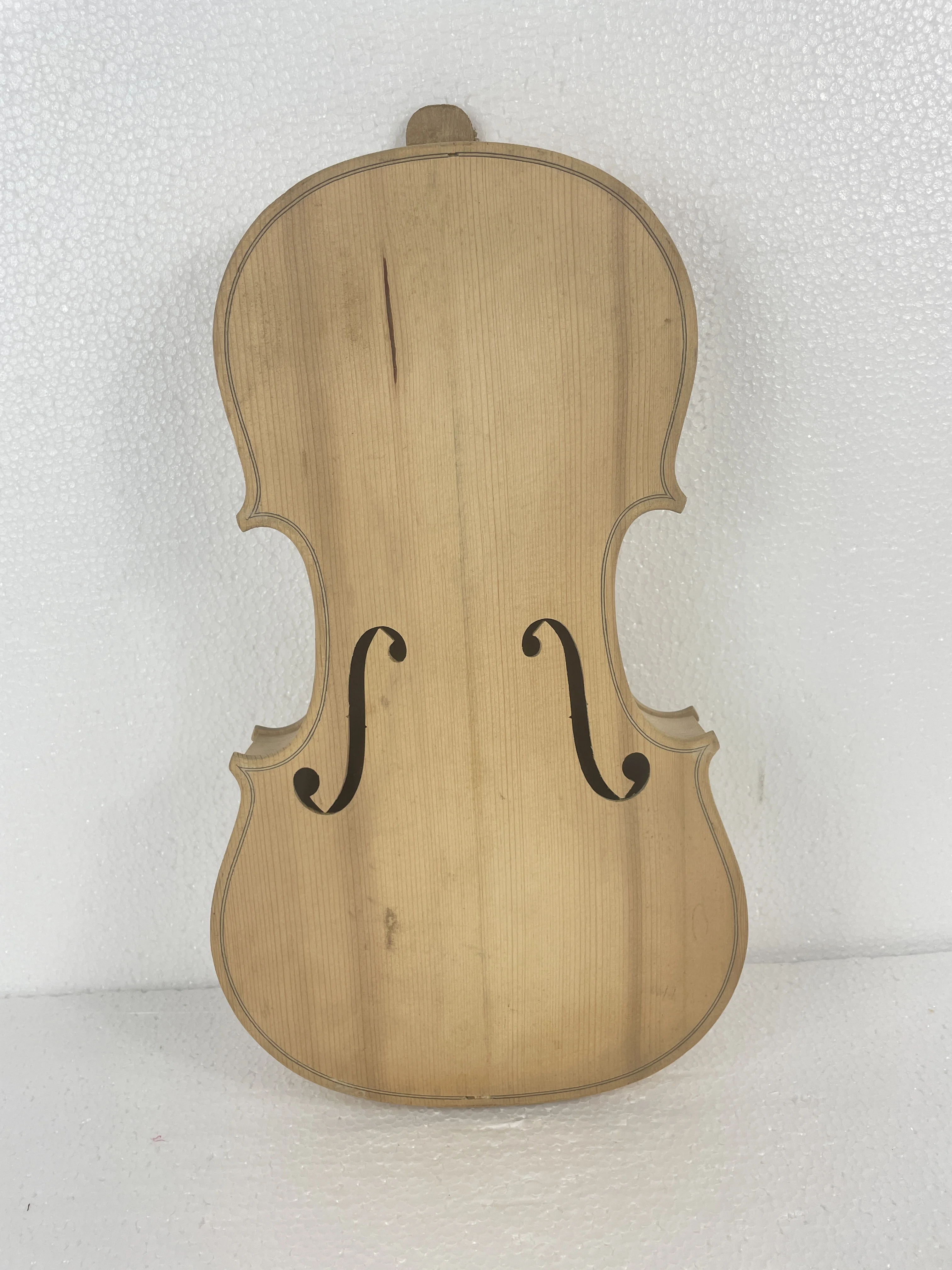 Some parts of the defective white violin are not stained, and the body is stained 4/4. The upper part is made of maple and fir