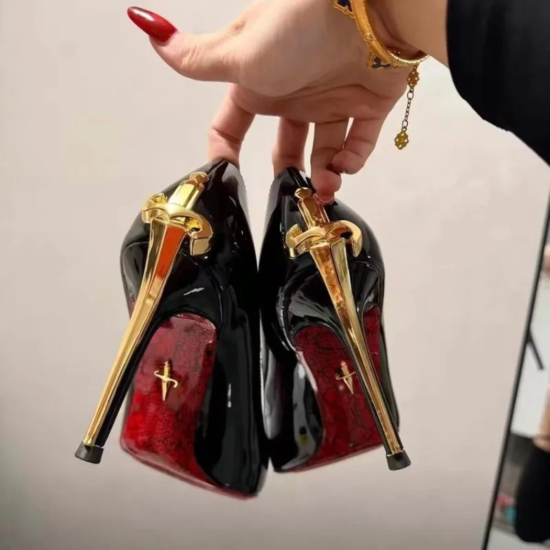 2026 Neuheiten: Elegante Damen-High-Heels mit feinem Absatz, spitzer Metallspitze, sexy „Queen“-Stil, aus schwarzem Lackleder