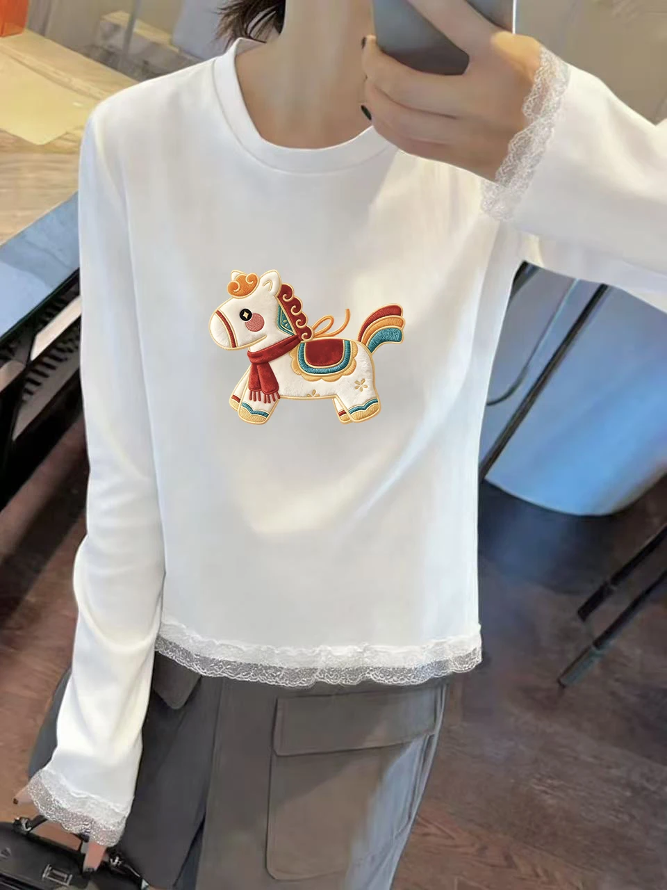 Early Autumn Long Sve T-irt Women's White round Ne Cartoon Print Scarf Design Versatile Top Lace Patchwork Casual Sle