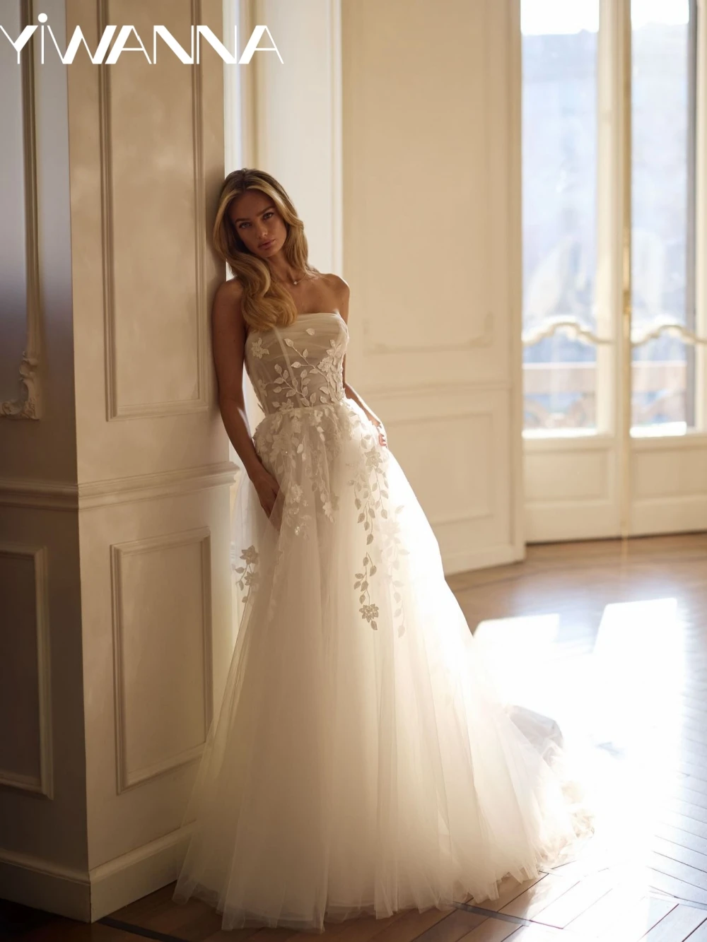 

Elegant Ivory A-line Tulle Long Wedding Dress Sequined Lace Appliques Bridal Gown Customized Dreamy Strapless Dresses For Bride