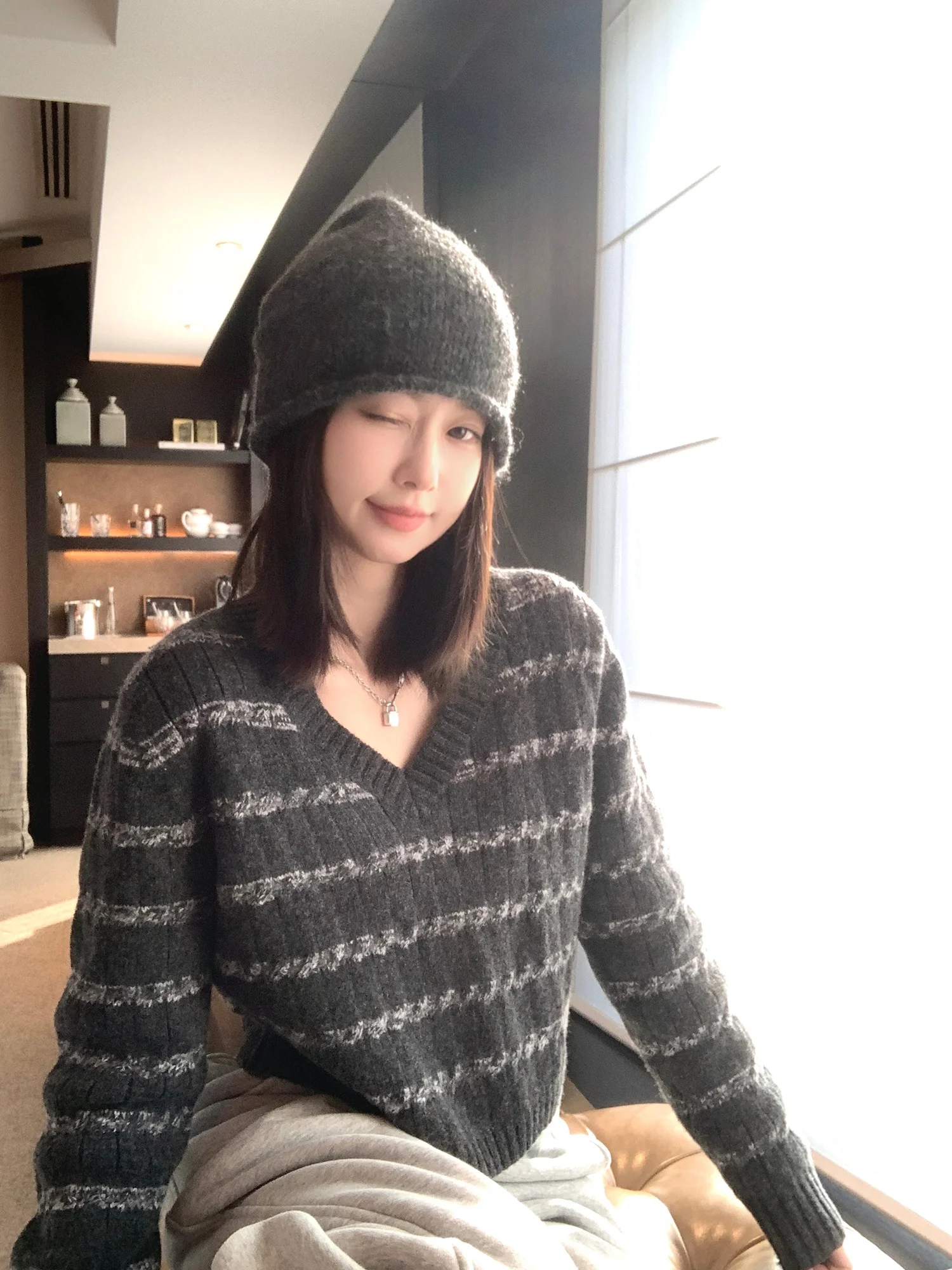 

Kong lü Soft Wool Blend V-Ne Striped Sweater Women's Winter Lazy Loose Design ort Knitted irt Commute Sle Regular S...