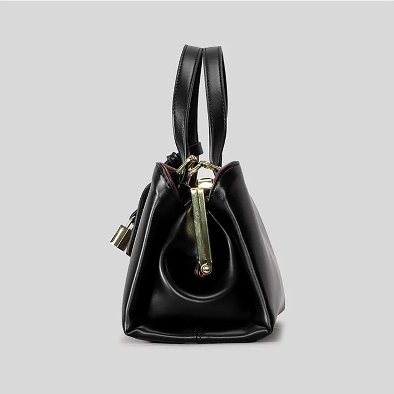 Elegant and stylish long-handled women's handbag Adjustable shoulder bag in pure black PU leather Premium design Underarm bag