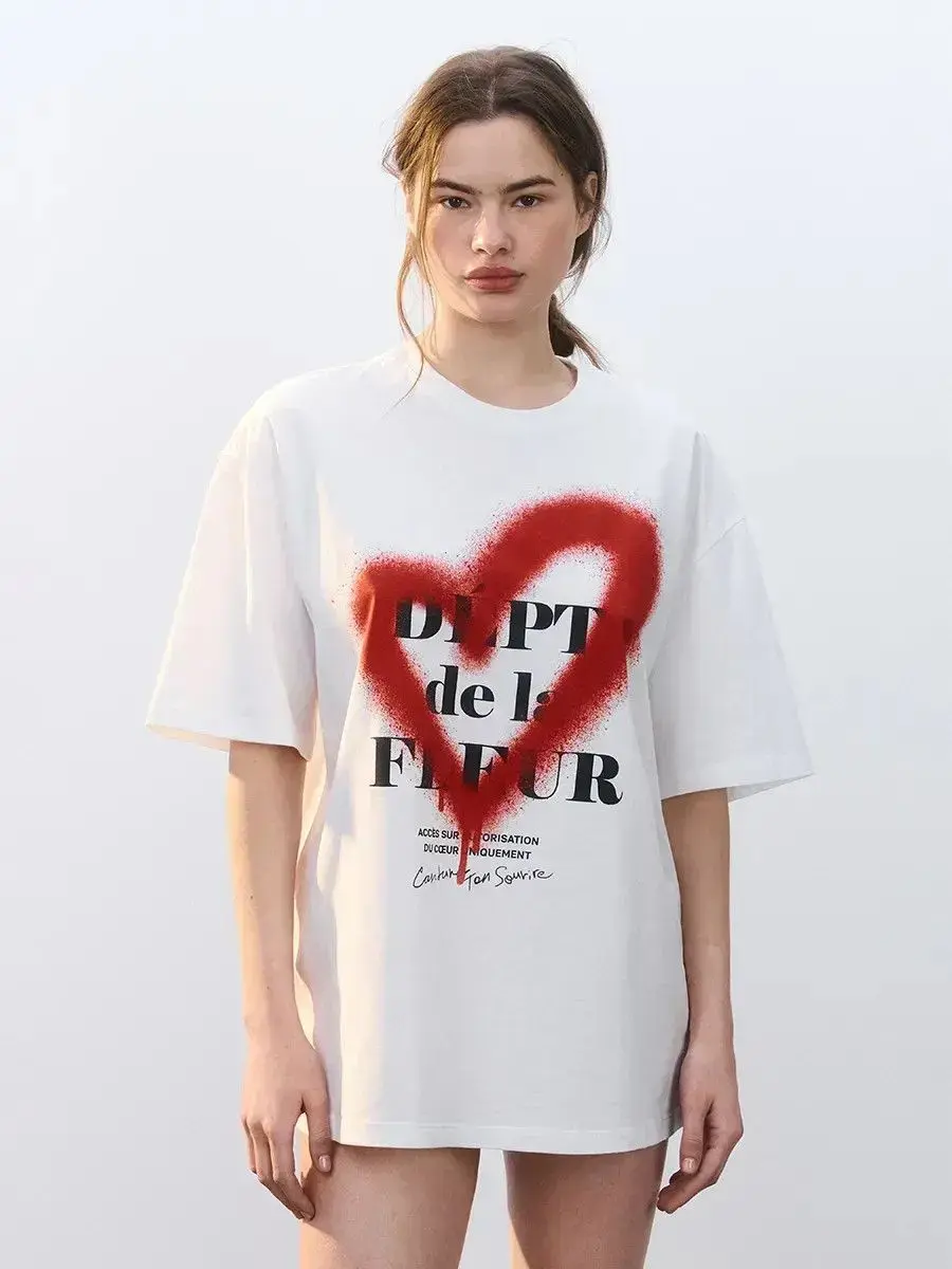 Camiseta Oversized de Algodão com Estampa de Coração em Spray de Tinta De La Fleur |   Camiseta Streetwear e Estética Francesa para Mulheres, Verão