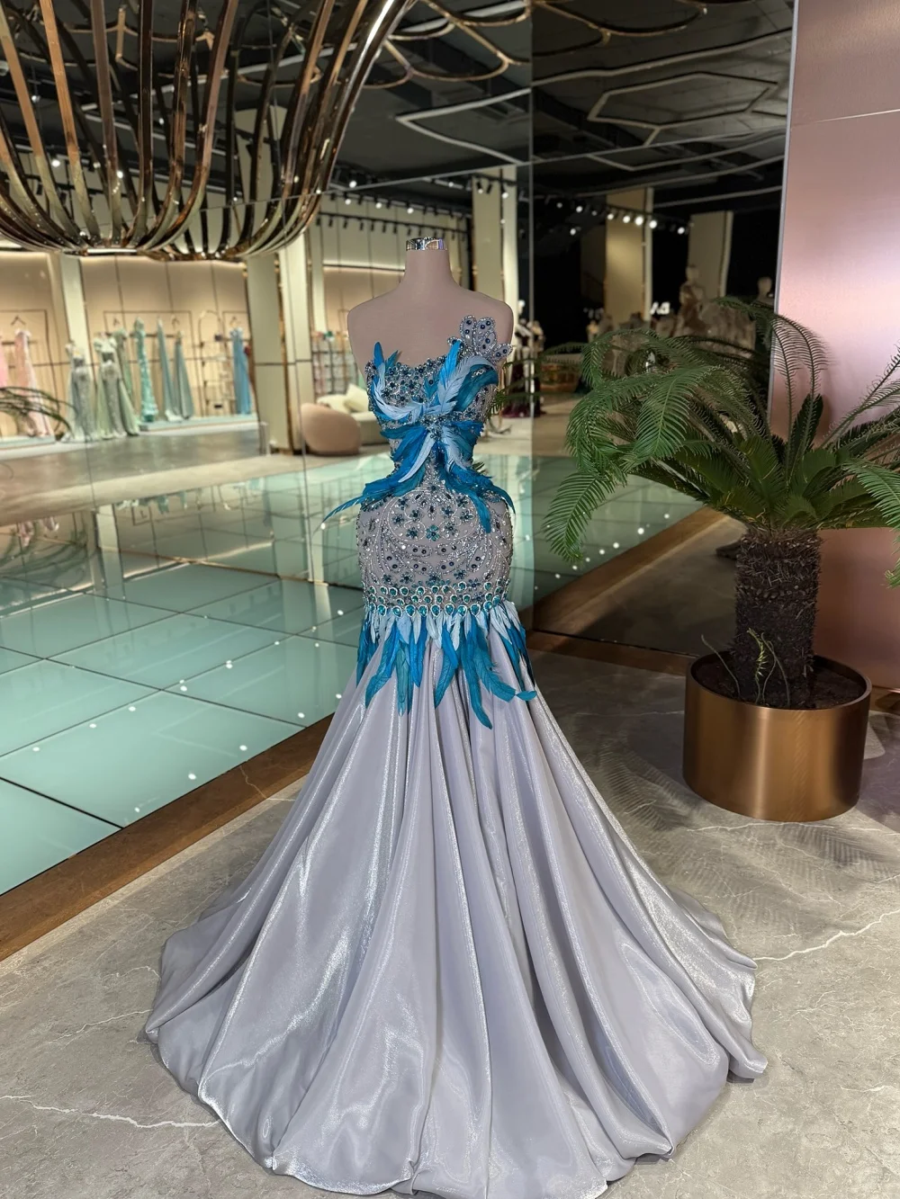 Luxuoso vestido de noite de cristal gracioso vestido de noite de penas 2026 elegante sereia até o chão vestido de festa personalizado