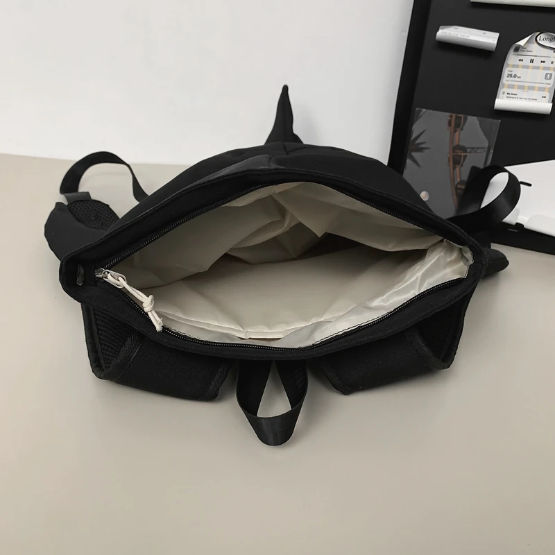 Tas punggung kepribadian Avant-garde pria dan wanita dengan bentuk hiu yang sama ransel kasual kapasitas besar tas desain Niche