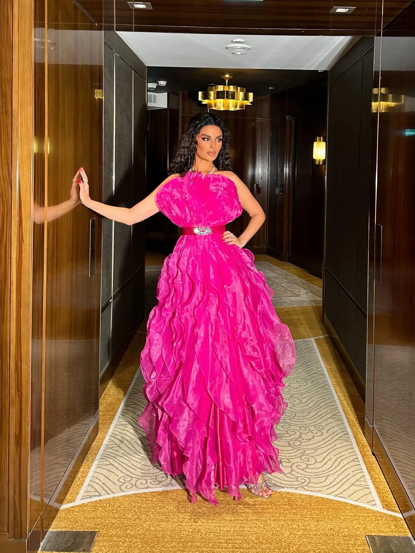 Fabuloso rosa quente plissado organza vestido de baile formal vestidos de festa em camadas fúcsia vestido de celebridade 2025 vestido maxi de noite personalizado