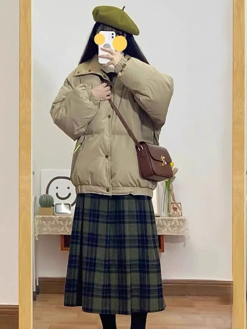 เสื้อพาร์กาส์ผู้หญิง รุ่น Nieve สำหรับฤดูหนาว ผลิตจากผ้าฝ้ายชีวภาพบุขนแกะแบบควิลท์ ติดกระดุมแป๊ก ด้านข้างมีจีบระบายที่เอว ดีไซน์หรูหรา สไตล์คนเมือง หลายสี