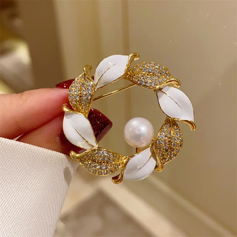 CC Metal Pins Leaf Wreath Shape French Vintage Style Brooches Natural Freshwater Pearl Corsage High-end Birthday Gifts B316