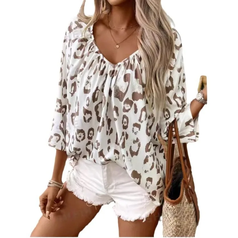 2025 sommer Leopard Gedruckt Lose Beiläufige Pendeln T Shirt Frauen V-ausschnitt 3/4 Hülse Plissee Vielseitig Streetwear Blusen