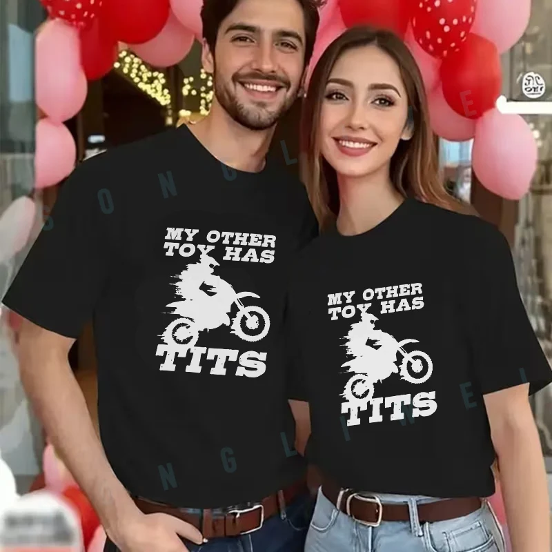 

Забавная футболка с надписью «Моя другая игрушка имеет титы» для мужчин и женщин, летняя новая повседневная футболка с короткими рукавами, модный мото-топ