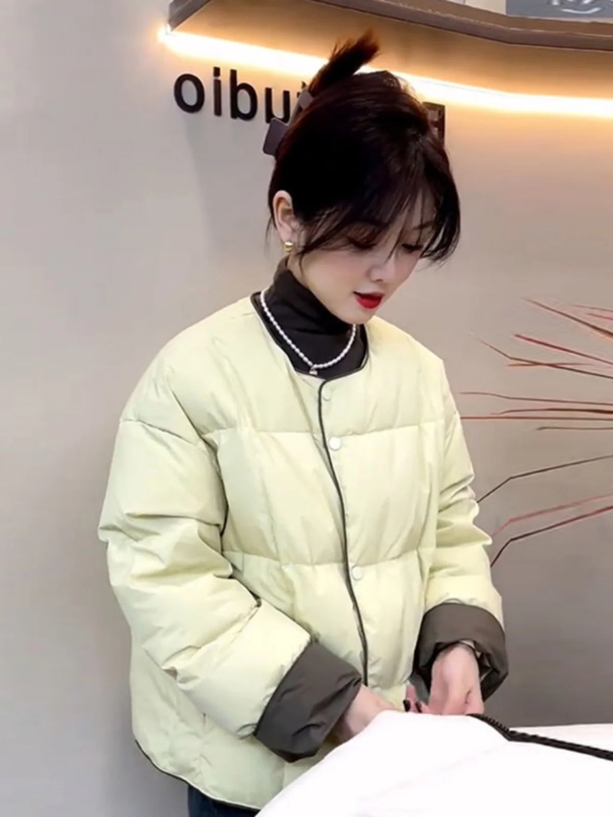 

Stylish Short Green Cotton Jacket Women's Fashionable Quilted Outerwear Comfortable Fit Long Sleeve round Neck Single Button