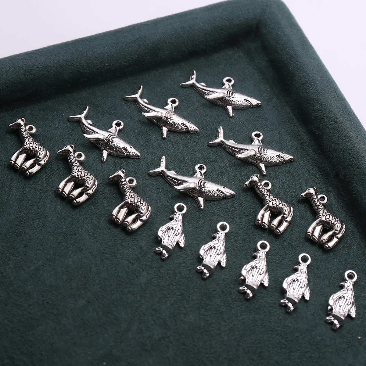 15-Piece Set of Vintage-Style Accessories, Featuring Textured Giraffe, Shark, and 3D Penguin Pendants, Suitable for DIY Bracelets, Necklaces, Earrings, and Hanging Ornaments, Handmade Weaving Accessories