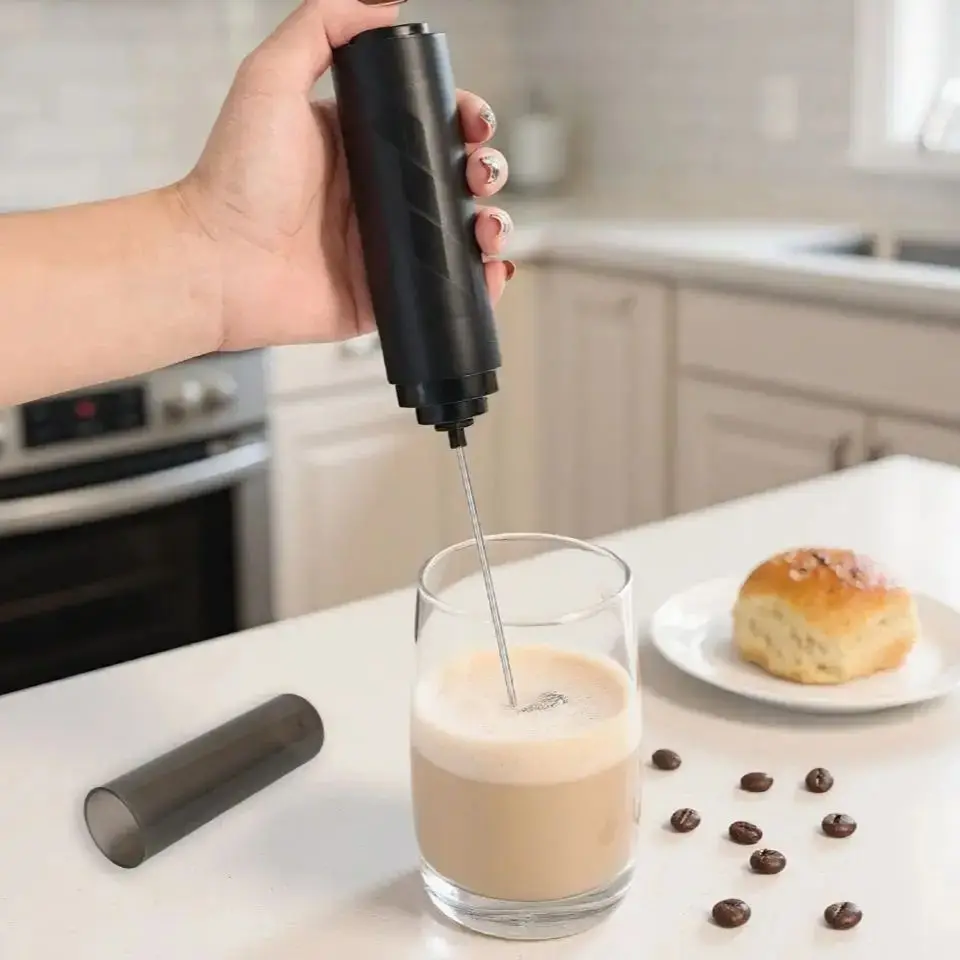 

1 электрический вспениватель молока, миксер для кофе, взбиватель для яиц, мини-миксер для взбивания сливок на батарейках АА, устройство для приготовления джема, кухонный миксер.