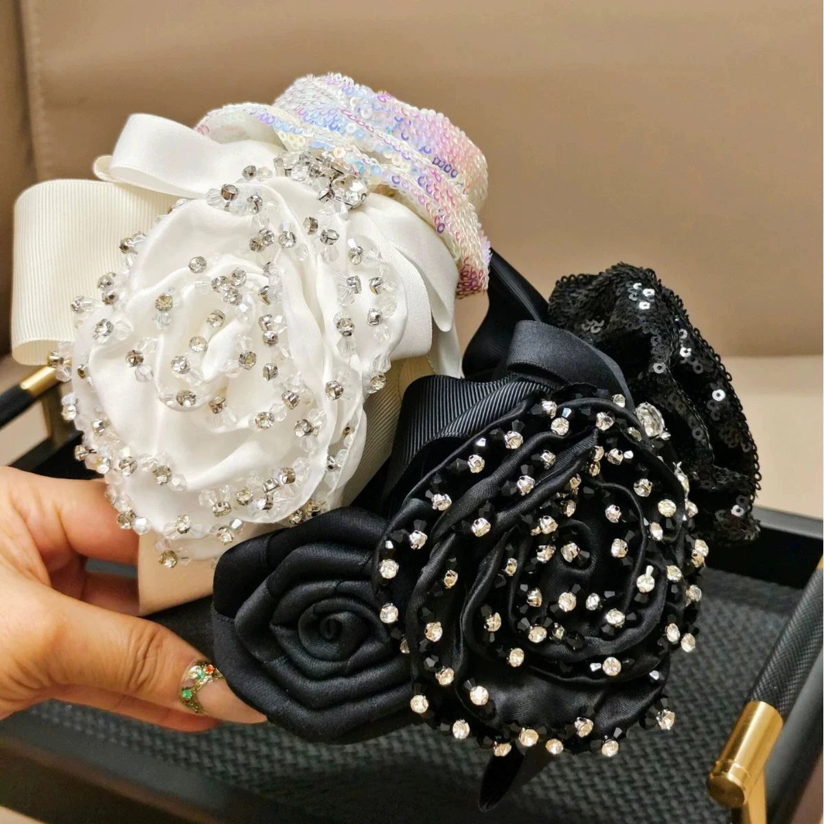 

Повязки для волос ручной работы с белыми и черными розами в стиле бохо, повязки на голову с короной для женщин и девочек, свадебные аксессуары для волос, оптовая продажа