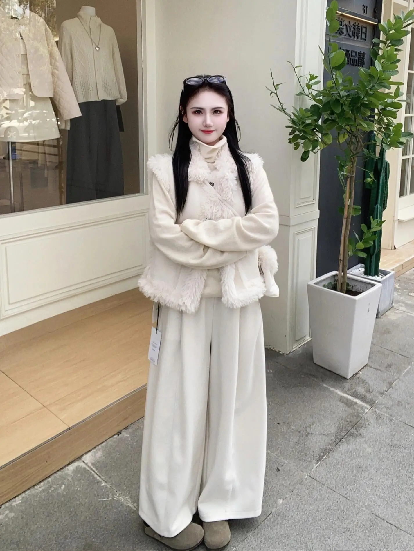 faionable-col-de-poupee-fourrure-cuir-gilet-femmes-automne-hiver-design-sens-avec-diagonale-petit-baggy-bapa-haut