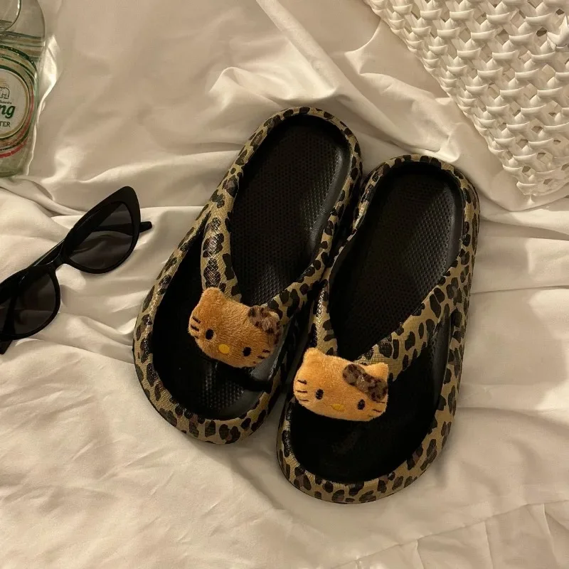 

Sanrioed Summer Hello Kitty Leopard Print Flip Flop Hot Girl Sweet Girl New Outerwear Thick Soled Non-Slip Sandals Beach Shoes