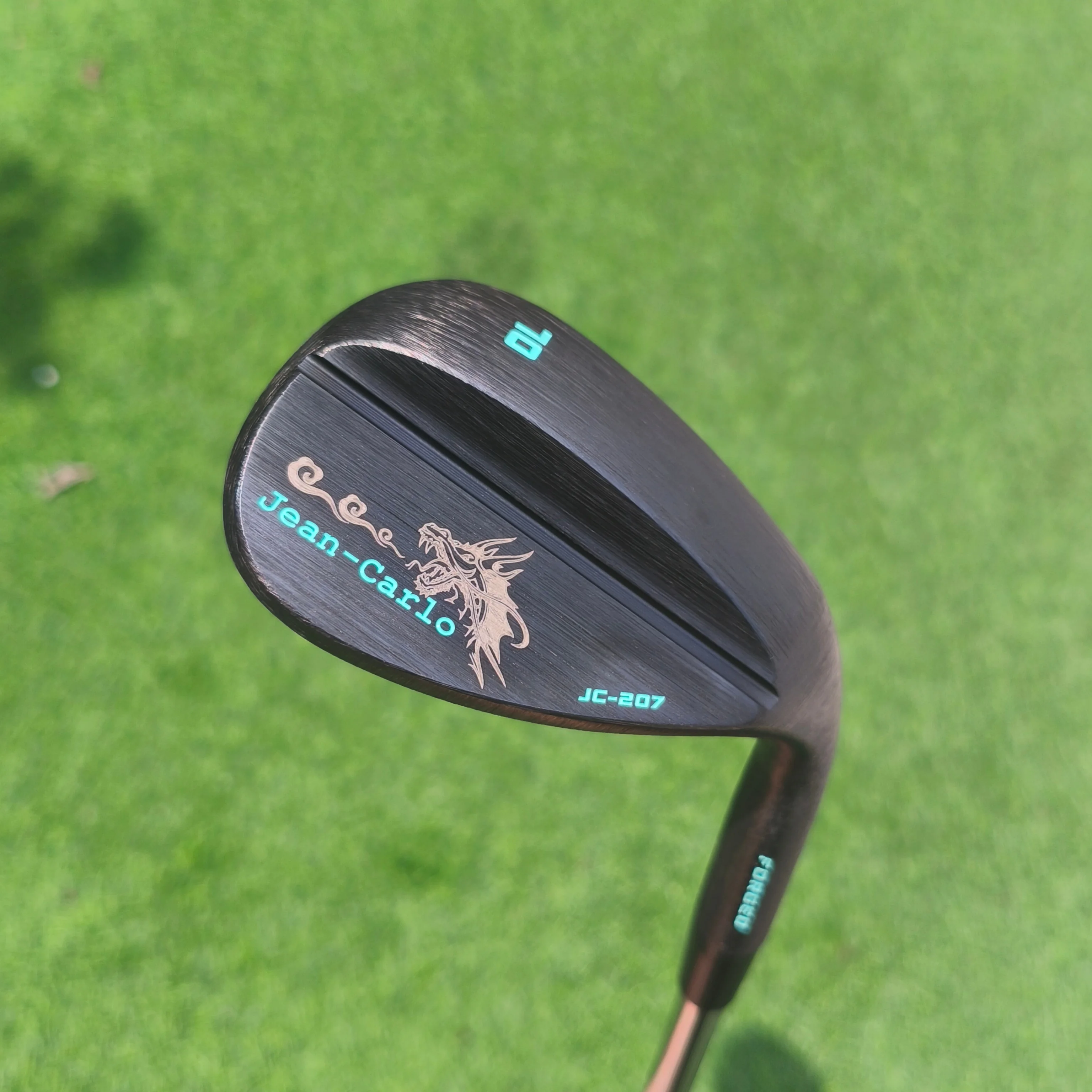 JC‑207 Forged Golf Wedge Soft Iron Sand Wedge CNC Milled Face Dragon Pattern Golf Club for Sand Trap & Green Side Shots Multiple
