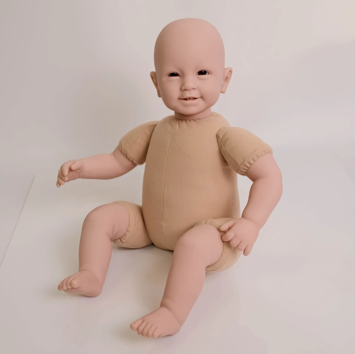 طقم دمية تولد من جديد فارغة مقاس 22 بوصة مع 4 أسنان، فينيل غير مطلي، عيون سوداء لامعة وجسم من القماش، DIY