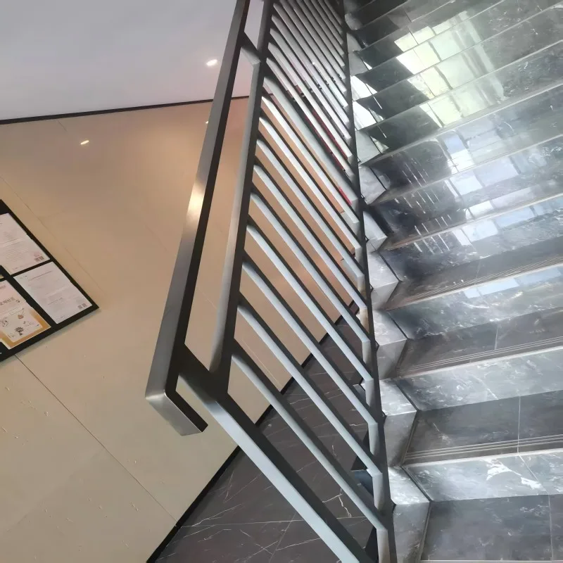 빌라 야외 안전을 위한 맞춤형 고급 아연도금 파이프 계단 난간 및 장식용 발루스터