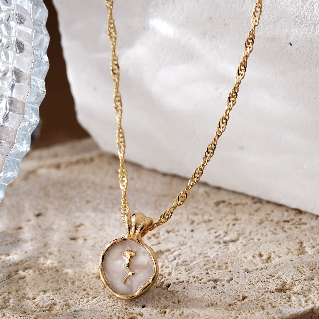French Retro Gold Color Rose Necklace Fashion Metal Circle Pendant Clavicle Chain Necklace For Women Elegant Jewelry image 3