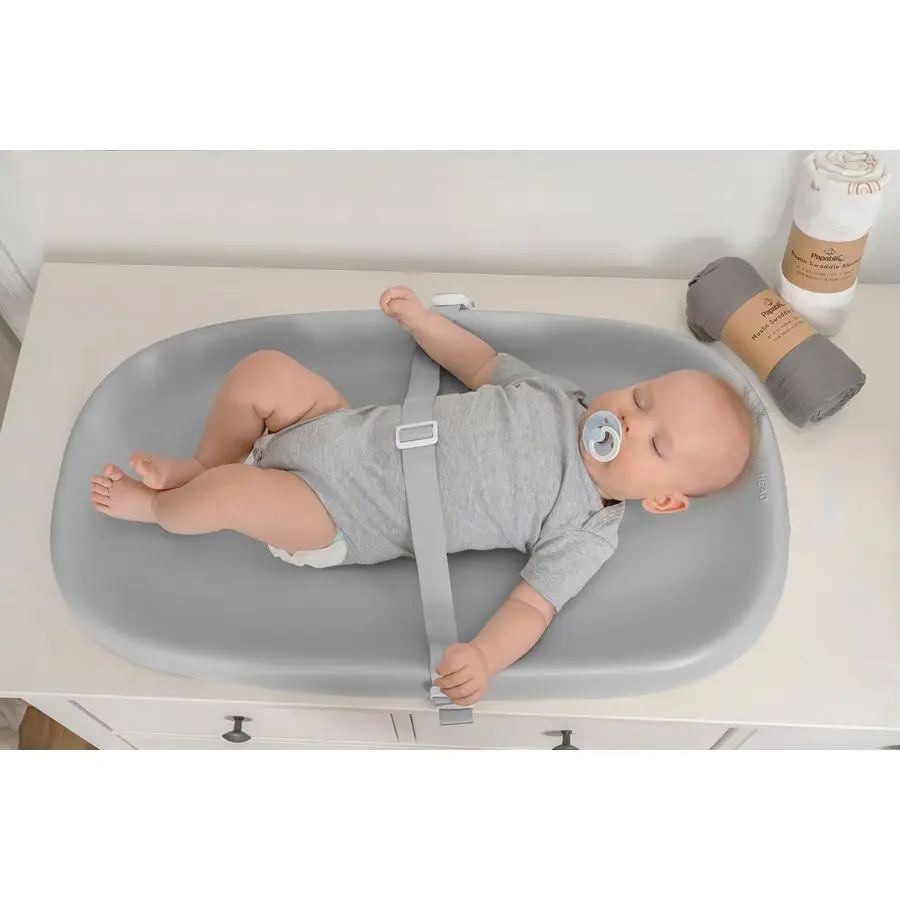 وسادة تغيير حفاضات الأطفال قابلة للمسح مع حزام أمان قابل للإزالة، سهلة التنظيف ومضادة للانزلاق ومقاومة للماء، وسادة تغيير لخزانة الملابس والسرير