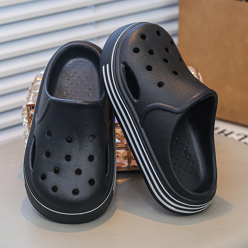 A pair of cool and breathable sandals suitable for children's summer wear, perfect for walking on the beach outdoors. ZZ-313