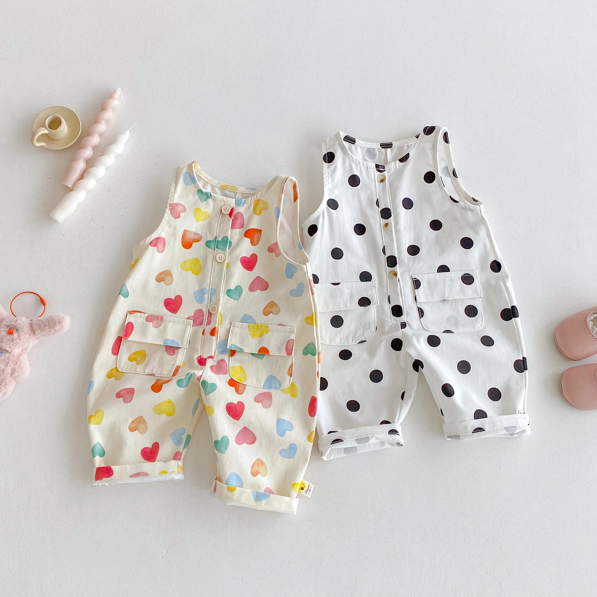 Sommerlicher ärmelloser Overall für Babymädchen, herzförmiger Overall mit Allover-Print
