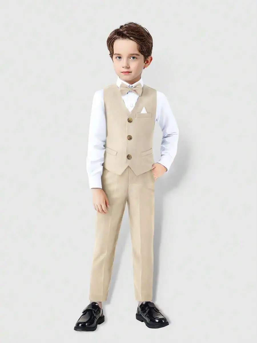

Бежевый комплект формального костюма для мальчика из 4 предметов: рубашка, жилет, брюки, галстук-бабочка