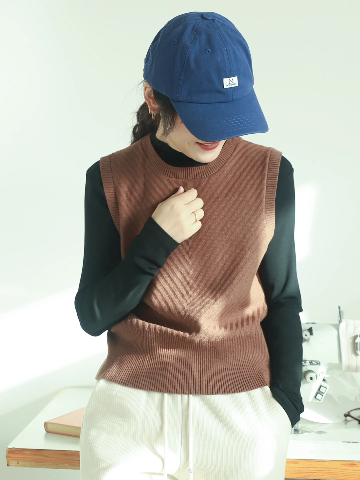 

Autumn Valley Wool Blend Knitted Vest Women's Brown Color Versatile Retro round Ne Sweater Vest Faionable Commute S...