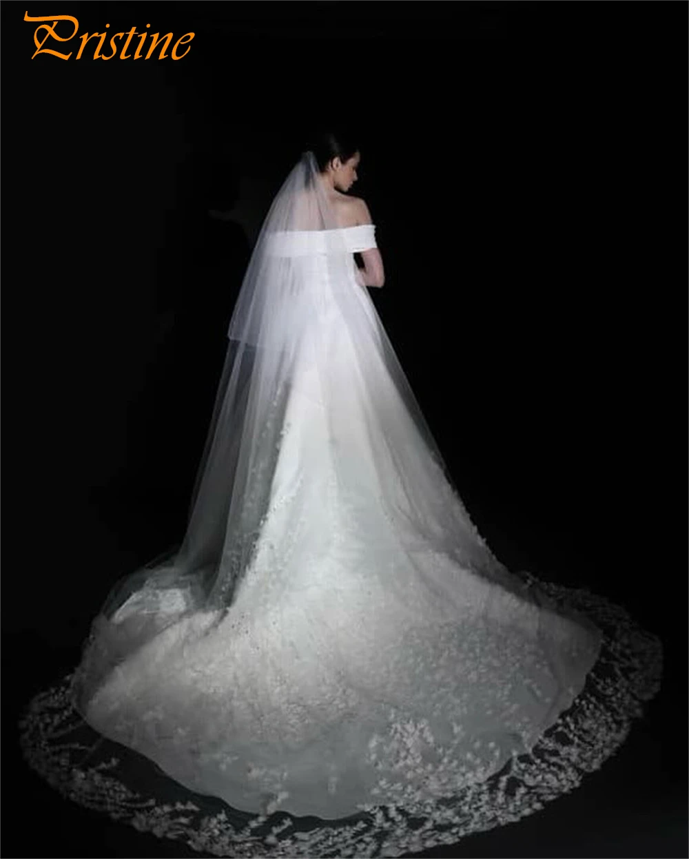 ชุดแต่งงานสไตล์โบฮีเมียนสีขาวแบบเรียบง่าย คอเรือ เปิดไหล่ ทรงเอไลน์ พร้อมชายกระโปรงยาว