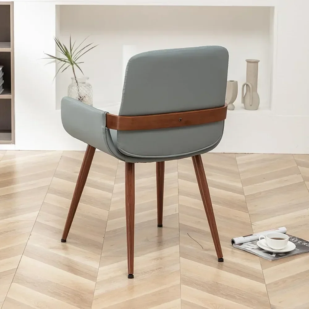 

Популярная пара акцентных кресел в стиле середины века с обивкой из искусственной кожи и металлическими ножками.