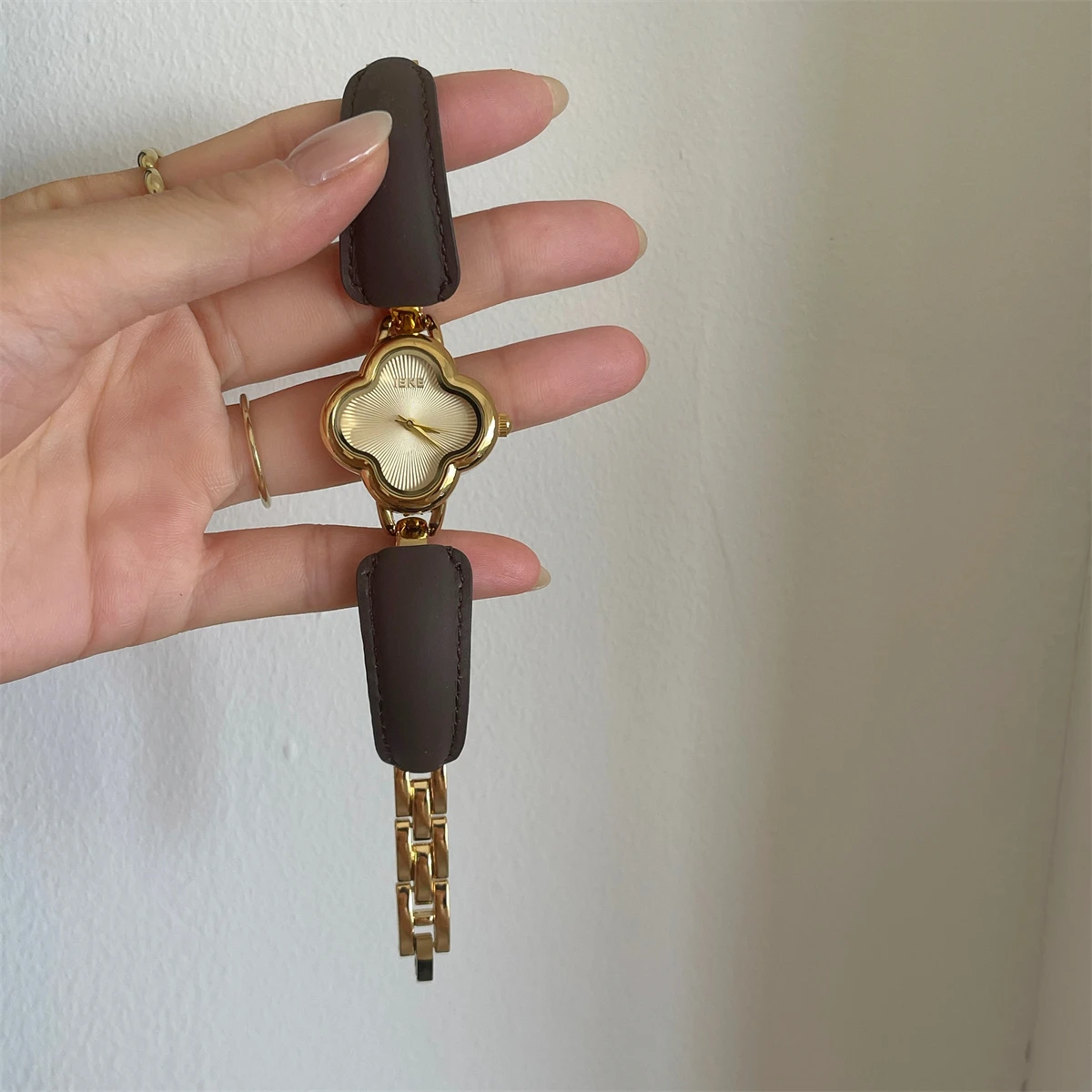 

2026 Luxury High Quality Watch Exquisite Designer Watch Fashion Stitched Bracelet Style Metal Quartz Watch Gift for Women