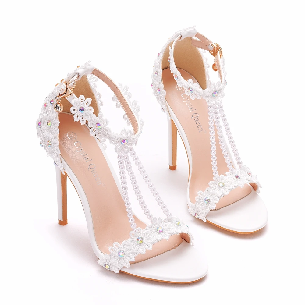 Damensandalen mit offener Zehenpartie, Riemchensandalen, weiße Spitze, Blumenmuster, Strass, hohe Absätze, Hochzeitskleid, Brautschuhe – Detail 9
