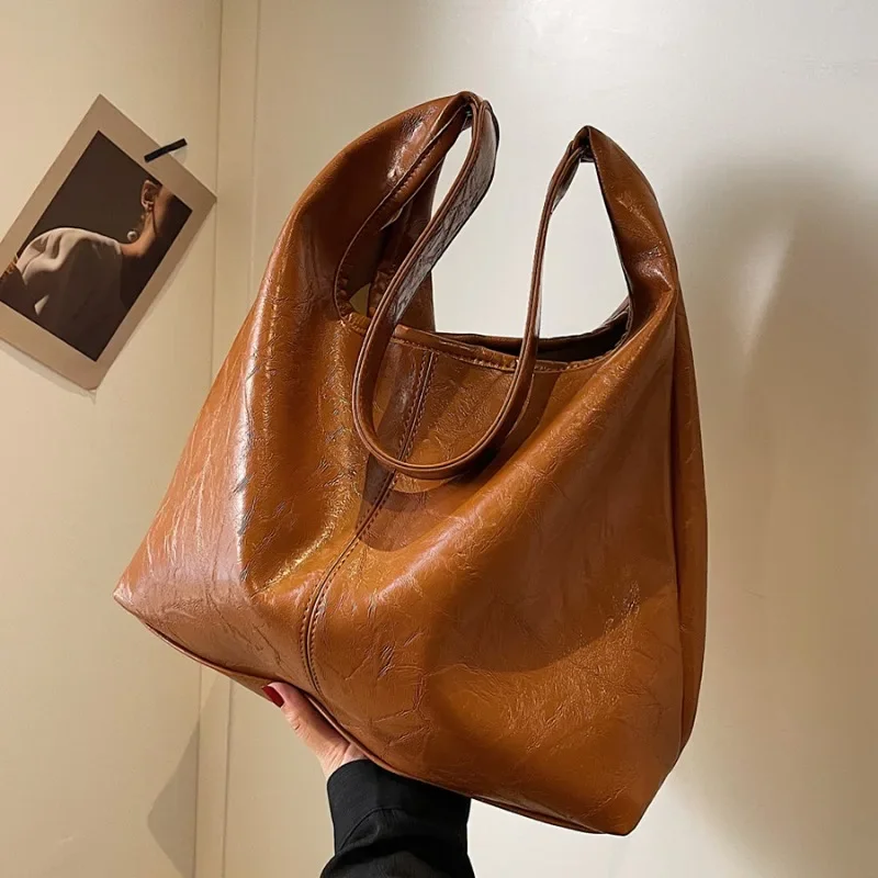 Soft Surface Simple Large Capacity Underarm Bag Women's 2024 New Shoulder Bag Fashionable Foreign Commuter Retro Bucket Bag