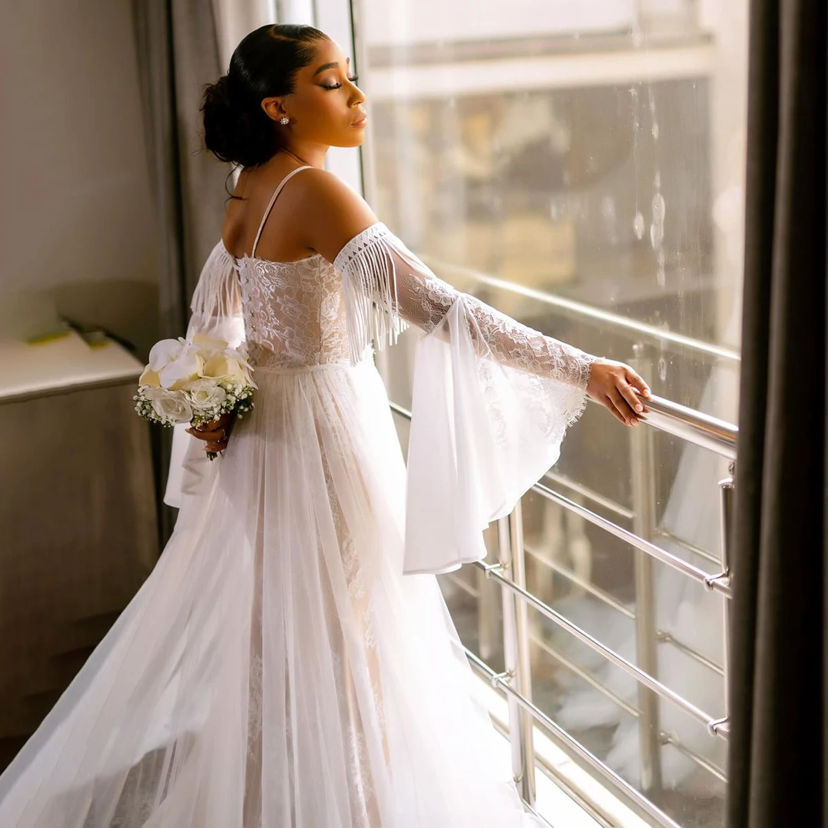 Abiti da sposa Dubai con maniche lunghe svasate rimovibili personalizzati Abiti da sposa moderni arabi con sottostrato in pizzo arricciato con nappe e corsetto sul retro