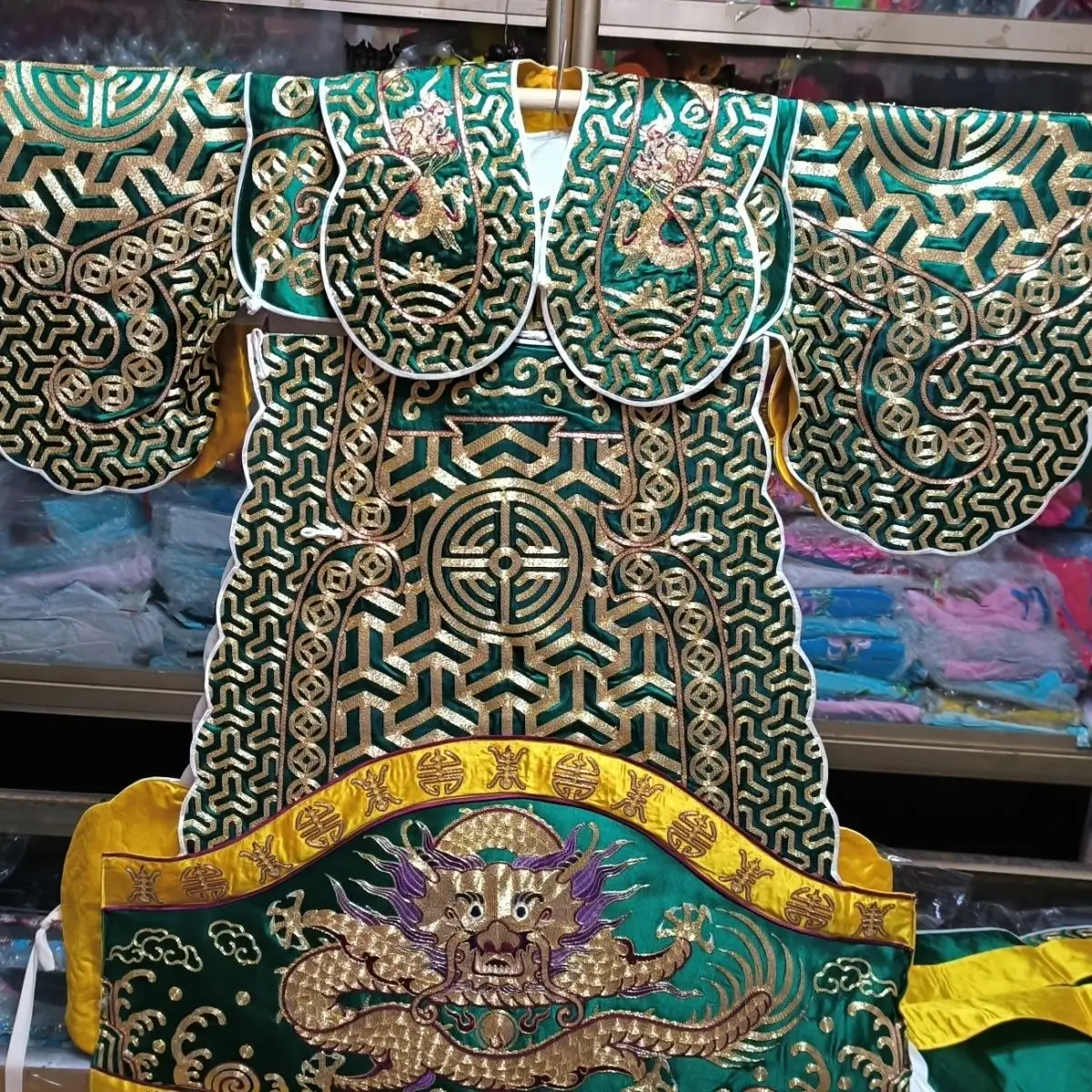 أزياء الأوبرا والأزياء ورجال أوبرا بكين يعتمدون على غوان قونغ الذهبية بالكامل، يعتمد الرجال الكبار على الطلاب الصغار، فنون الدفاع عن النفس