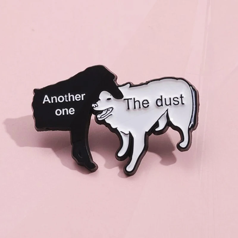 Pin enamel lagu musik lucu Pin perhiasan Pin meme satu lagi gigit debu anjing