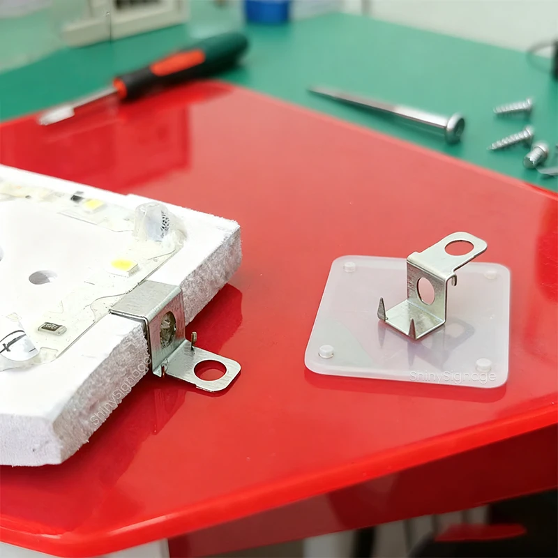 

Подвесные уши и монтажные кронштейны из нержавеющей стали для 3D-канальных буквенных знаков | Прочное крепление оборудования для установки рекламы