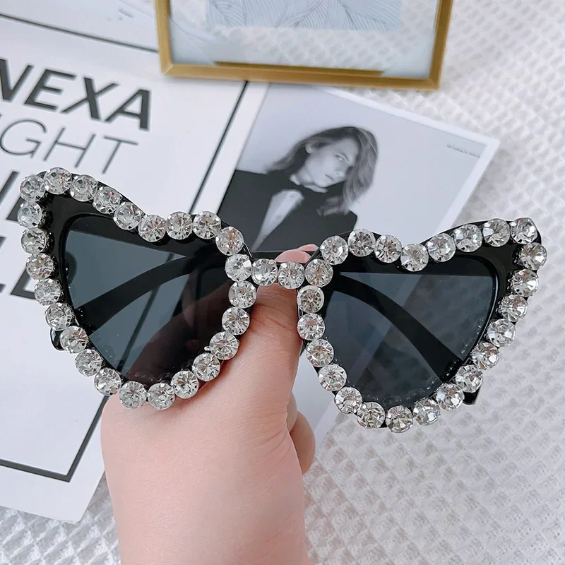 UV400 Women's Heart Style Diamond Studded Sunglasses Classic UV Resistant Outdoor Glasses Solid Color Sunscreen Sunglasses