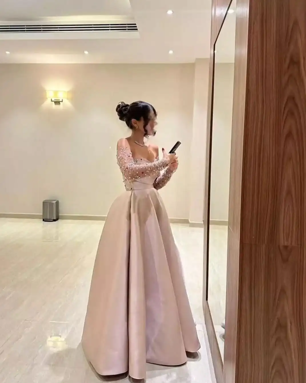 فساتين العودة للوطن من الساتان الرائعة المخصصة مع فستان سهرة أنيق على شكل حرف a من الكريستال اللامع قبالة الكتف فستان المشاهير