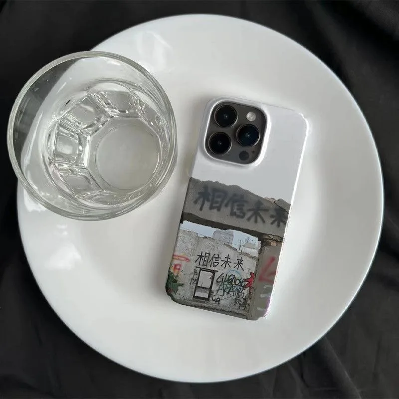 ملهمة "آمن في المستقبل" الحضرية الكتابة على الجدران منفعل جراب هاتف آيفون 17 16 15 14 11 12 13 برو ماكس الهواء زائد الغطاء الخلفي