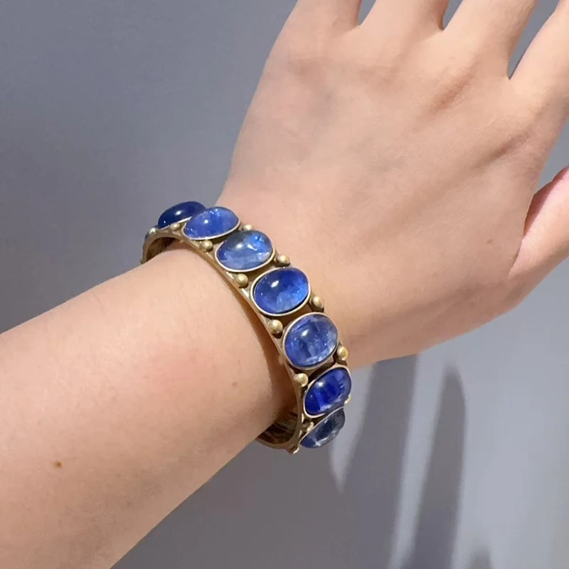 مجوهرات خمر أساور الحجر الأزرق للنساء التدرج عين القط الطبيعية الكفة سوار مجوهرات فاخرة مصمم ريترو 2025 الاتجاه