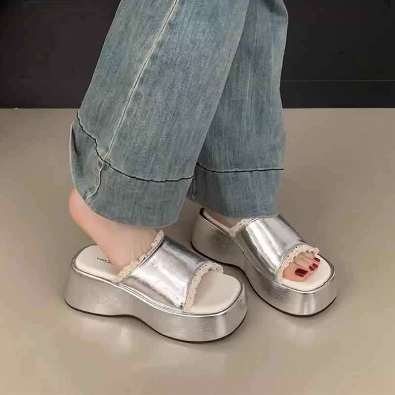 

Женские летние уличные тапочки с открытым носком на толстом каблуке, милые тапочки из микрофибры на резиновой подошве с кружевной отделкой